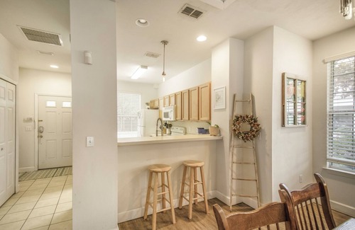 Gainesville House | Chic Condo w/Community Pool - Under 10 mins to UF