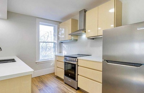 Peterborough Apartment | Chic & Convenient Urban Retreat: Your Perfect Getaway Awaits!