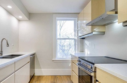 Peterborough Apartment | Chic & Convenient Urban Retreat: Your Perfect Getaway Awaits!