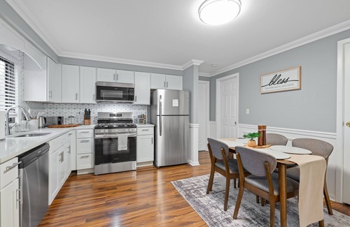 Hasbrouck Heights Apartment | Chic & Cozy 1-Bedroom Apartment : 25 min from NYC