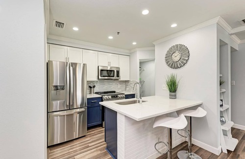 Hyde Park Condo | Chic & Cozy Updated Unit in Hyde Park!