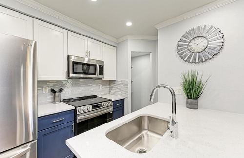 Hyde Park Condo | Chic & Cozy Updated Unit in Hyde Park!