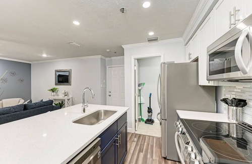 Hyde Park Condo | Chic & Cozy Updated Unit in Hyde Park!