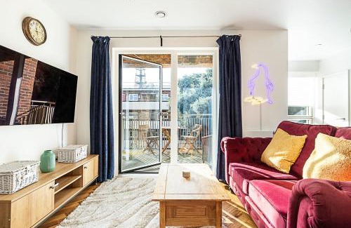 South Norwood Apartment | Chic Crystal Palace Flat with Balcony & Workspace