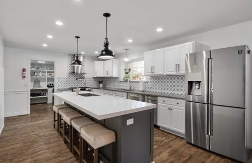 Orem House | Chic Escape:Pet Friendly w/Modern Charm & Waffles!