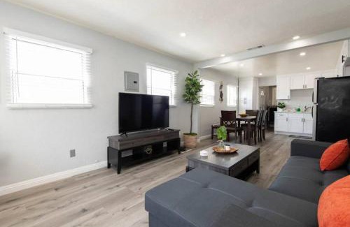 Los Angeles Apartment | Chic Getaway Cozy Comfortable and Convenient with Two Bedrooms