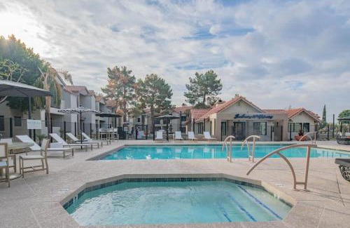 North Scottsdale Apartment | Chic Golf Pickleball Pool Hot Tub King Bed Parking
