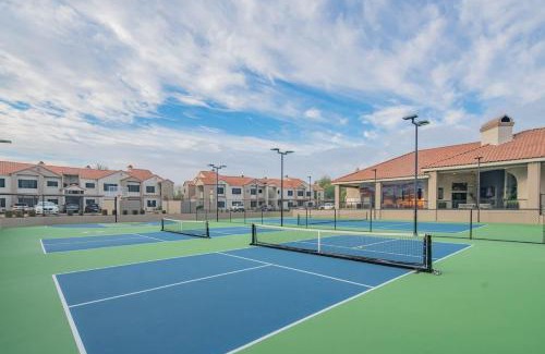 North Scottsdale Apartment | Chic Golf Pickleball Pool Hot Tub King Bed Parking