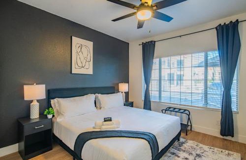 North Scottsdale Apartment | Chic Golf Pickleball Pool Hot Tub King Bed Parking