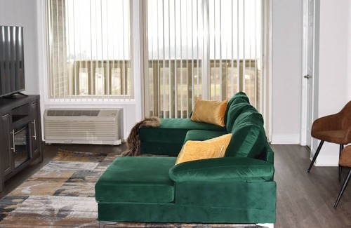 Cheltenham Apartment | Chic High Rise Apt With a View