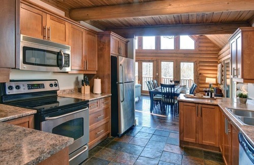 Labelle Ski Chalet | Chic Hot tub in mountain Tremblant Area
