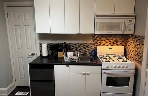 Upper Beaches Apartment | Chic Jr. 1-bedroom apartment with WiFi, AC in wonderful Toronto
