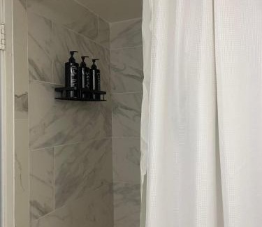 Winchester Apartment | Chic Las Vegas Condo Getaway mins to the Strip FREE WiFi , Pool, Gym, 24HR Security