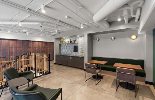 Downtown Minneapolis Apartment | Chic & Luxury 1Bd Condo In Downtown Minneapolis, Minutes From Minneapolis Convention Center & US Bank Arena