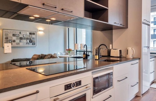 Auckland Central Business District Apartment | Chic Metro Apartment with Free Parking and Air-con