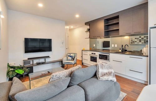 Auckland Central Business District Apartment | Chic Metro Apartment with Free Parking and Air-con