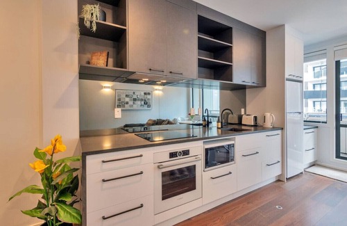 Auckland Central Business District Apartment | Chic Metro Apartment with Free Parking and Air-con