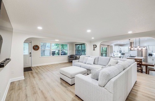 Micanopy House | Chic Micanopy Getaway w/Pool & Pool Table!