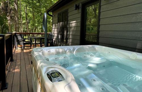 Carbondale House | Chic Modern Cabin with Jacuzzi Ideal for Couples in Carbondale, Illinois