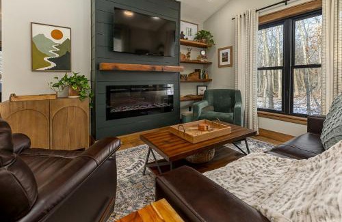 Carbondale House | Chic Modern Cabin with Jacuzzi Ideal for Couples in Carbondale, Illinois
