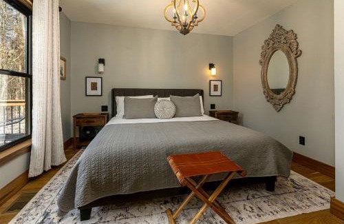 Carbondale House | Chic Modern Cabin with Jacuzzi Ideal for Couples in Carbondale, Illinois