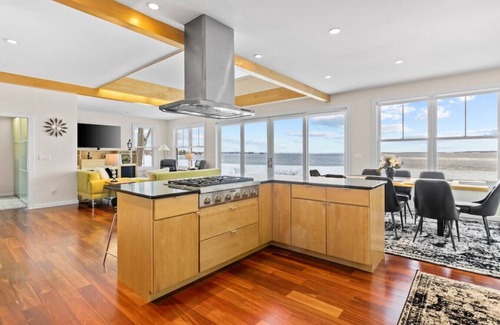 Malletts Bay House | Chic Modern Lake Getaway!