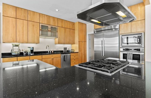 Malletts Bay House | Chic Modern Lake Getaway!