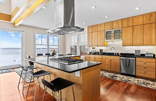 Malletts Bay House | Chic Modern Lake Getaway!