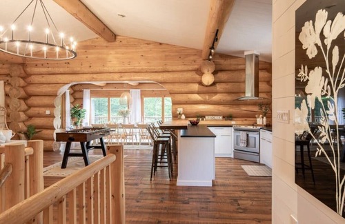 Val-des-Lacs Ski Chalet | Chic Nature Escape – Hot tub, View & Design