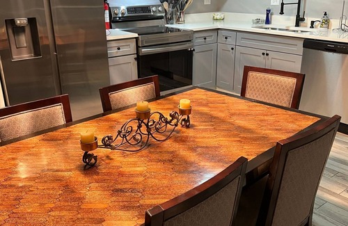 Whitehaven House | Chic Rancher Near Graceland and Airport sleeps 25