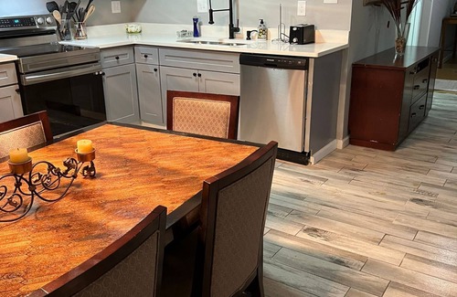 Whitehaven House | Chic Rancher Near Graceland and Airport sleeps 25