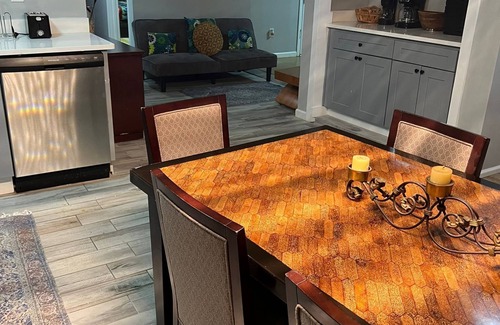 Whitehaven House | Chic Rancher Near Graceland and Airport sleeps 25
