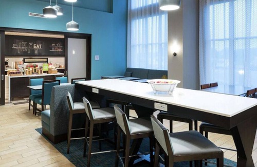 Rochester House | Chic & Relaxing Queen Room w/ Free breakfast!