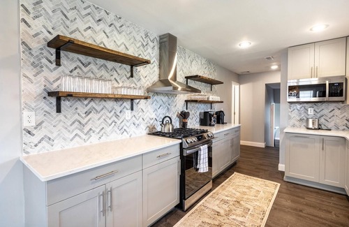 Beverly Hills House | Chic, Renovated, 3BR/3BA Bev Hills Getaway!