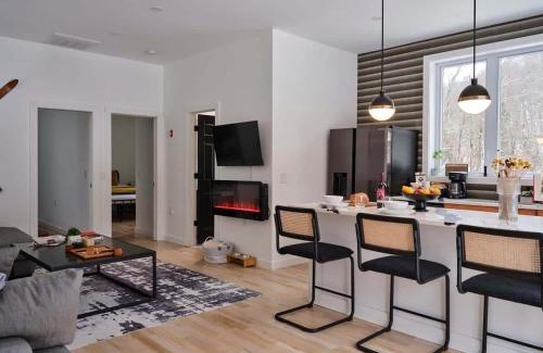 Roscoe House | Chic Renovated Chalet with Private Pond