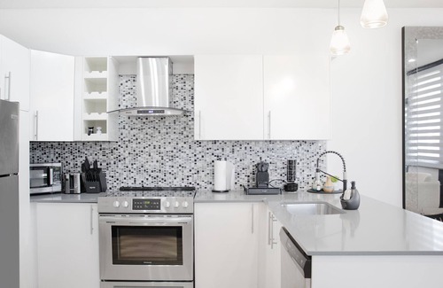 Plateau Mont Royal Apartment | Chic Retreat in Montreal's Vibrant Plateau Area (1-bedroom apartment)