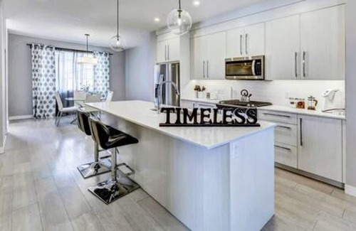 Chestermere House | Chic Retreat, Sleeps 8| A/C, Near YYC & DT.