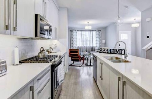 Chestermere House | Chic Retreat, Sleeps 8| A/C, Near YYC & DT.
