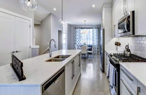 Chestermere House | Chic Retreat, Sleeps 8| A/C, Near YYC & DT.
