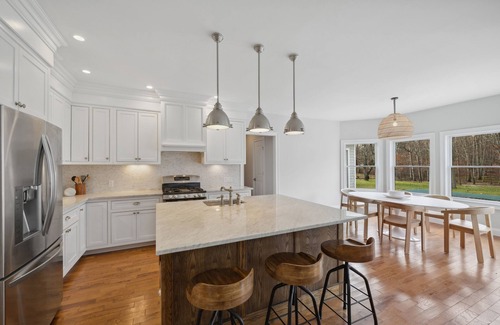 Hampton Bays House | Chic Retreat, Walk to Beach, Solar-Heated Pool, EV Charger, Large 4 Bedrooms,