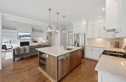 Hampton Bays House | Chic Retreat, Walk to Beach, Solar-Heated Pool, EV Charger, Large 4 Bedrooms,