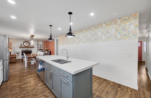 Orem House | Chic Retreat: Your Dream Getaway Awaits - Pets Too