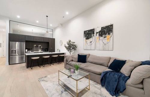 Downtown Chicago Apartment | Chic River North Condo 2BR 2BA with Private Balcony