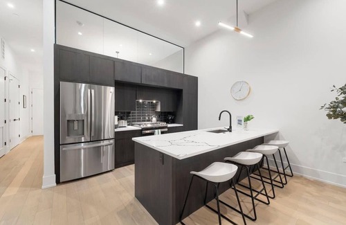 Downtown Chicago Apartment | Chic River North Condo 2BR 2BA with Private Balcony