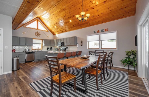 Paradise Point House | Chic Rustic Log Cabin Near Lake w/Fire Pit