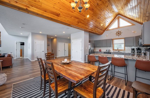Paradise Point House | Chic Rustic Log Cabin Near Lake w/Fire Pit