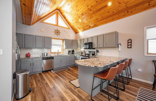 Paradise Point House | Chic Rustic Log Cabin Near Lake w/Fire Pit
