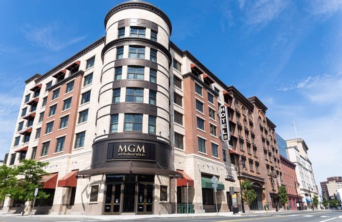 Springfield Apartment | Chic & Serene 4 Bed Apt w/Wi-Fi