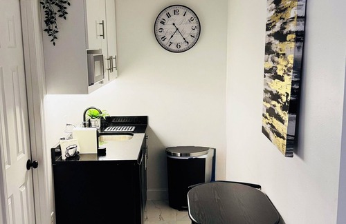 Citrus Park Apartment | Chic studio with WiFi and AC in cool Tampa