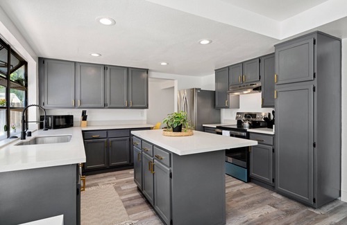 South Natomas House | Chic Stylish 5Bed/3Bath Retreat near Downtown